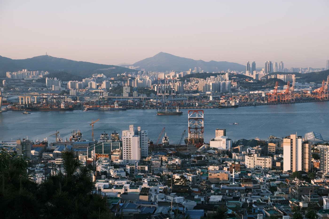 부산 기장 해안과 거리 풍경
