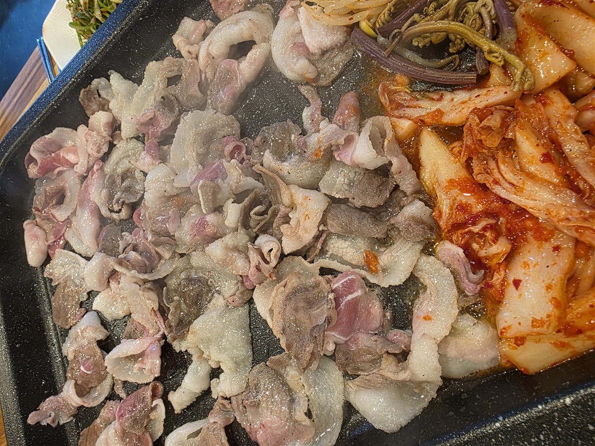 불판에서 익어가는 대패삼겹과 김치