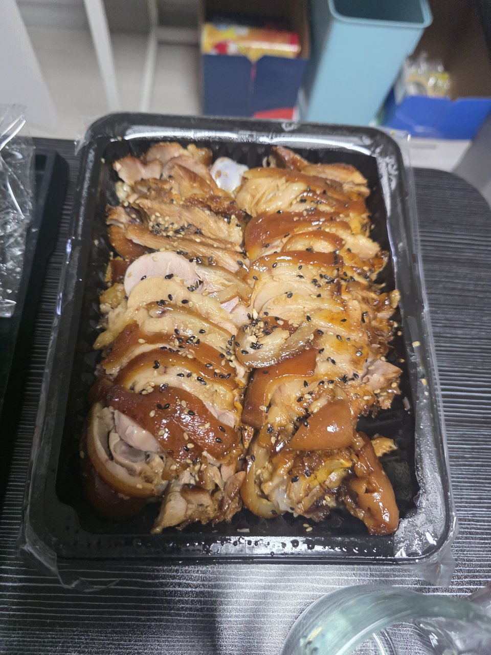 비닐을 반쯤 걷어 둔 배달 족발 한 판