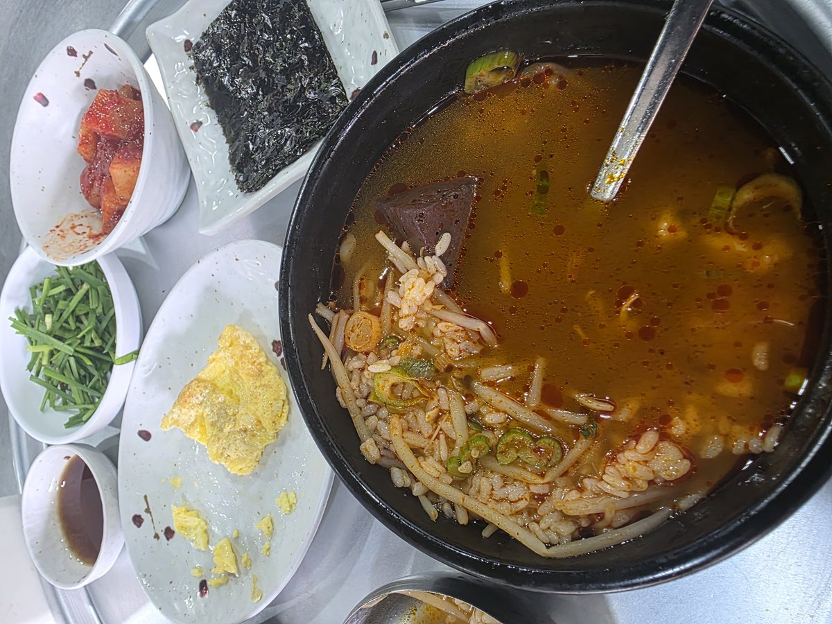 무령궁 다녀온 뒤 단골 선지국밥집 상차림, 검은 뚝배기 선지국밥과 계란부침