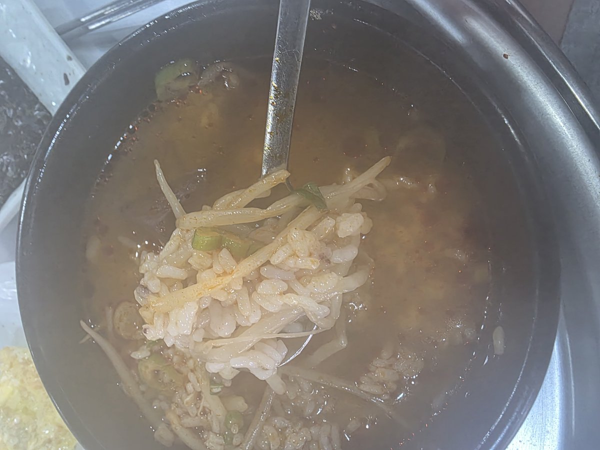 숟가락으로 뜬 선지국밥, 콩나물과 밥이 반반