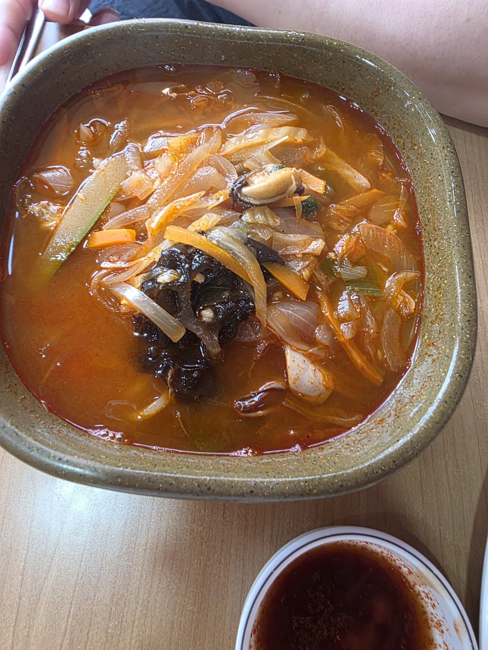 홍합과 목이버섯이 올라간 짬뽕 한 그릇