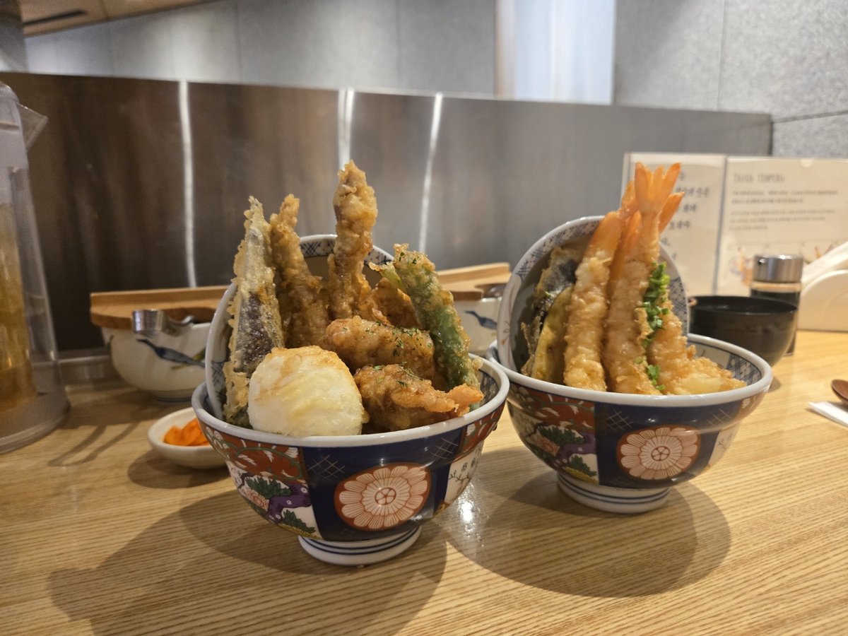 무령궁 다녀온 뒤 앉은 단골 텐동집 카운터, 튀김이 수북한 텐동 두 그릇