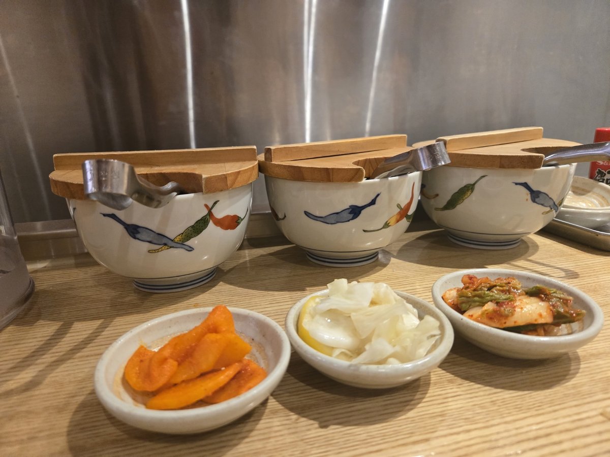 나무 뚜껑을 덮은 미소시루 그릇들과 당근무침 양배추절임 김치 종지