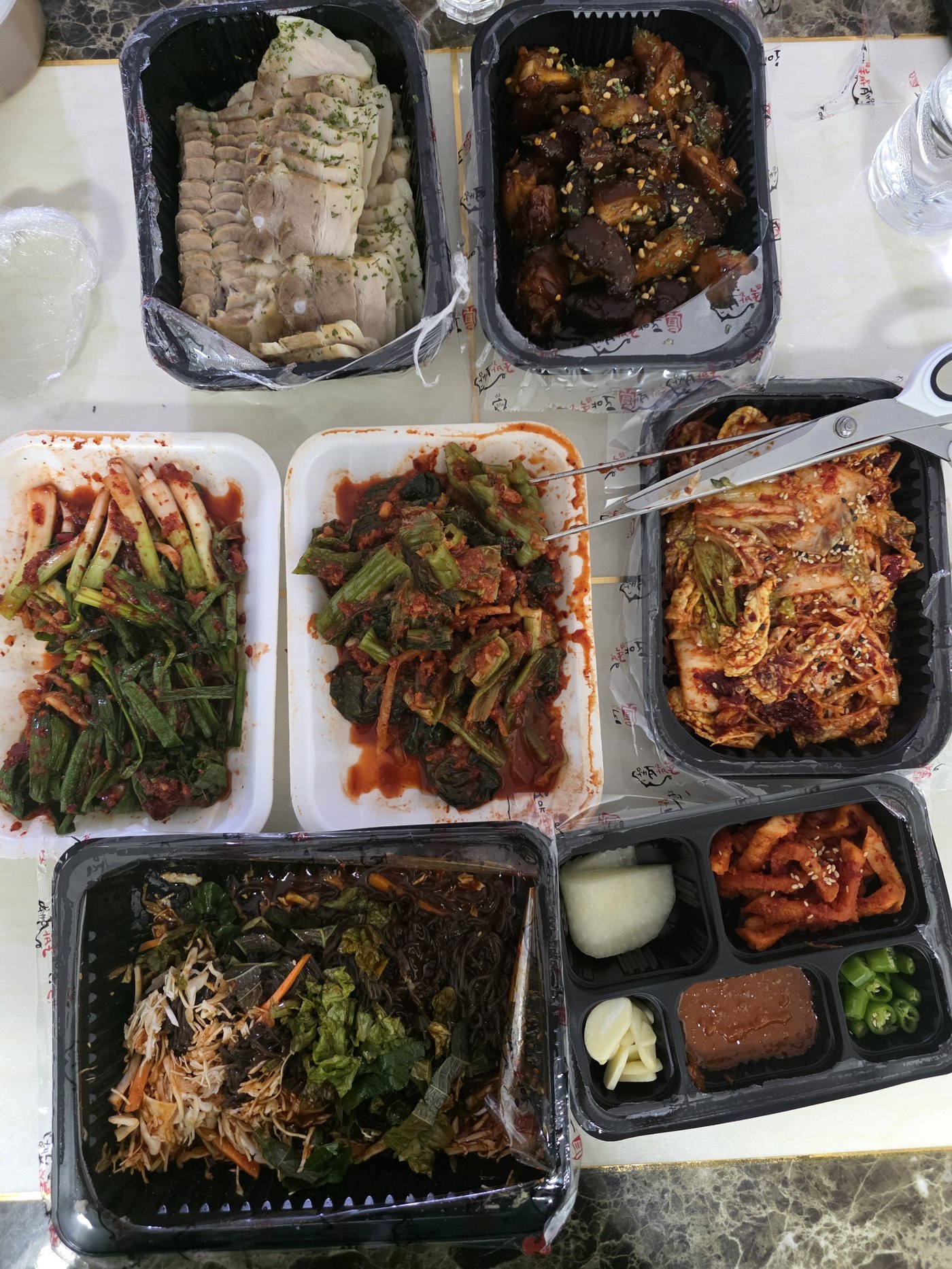 시장에서 포장해 간 집들이 반찬 한 상