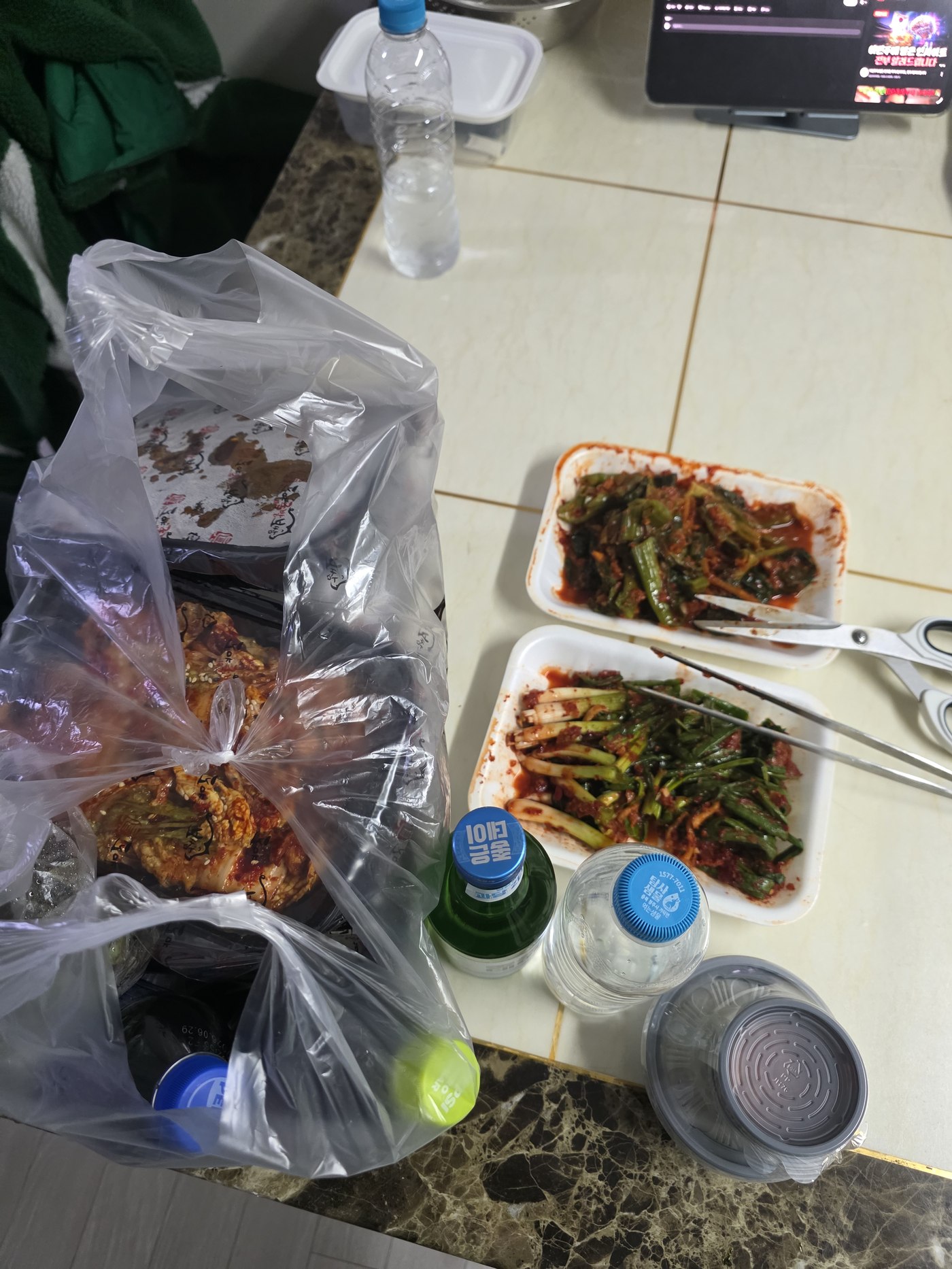 파김치와 열무김치, 소주 한 병 놓인 집들이 상