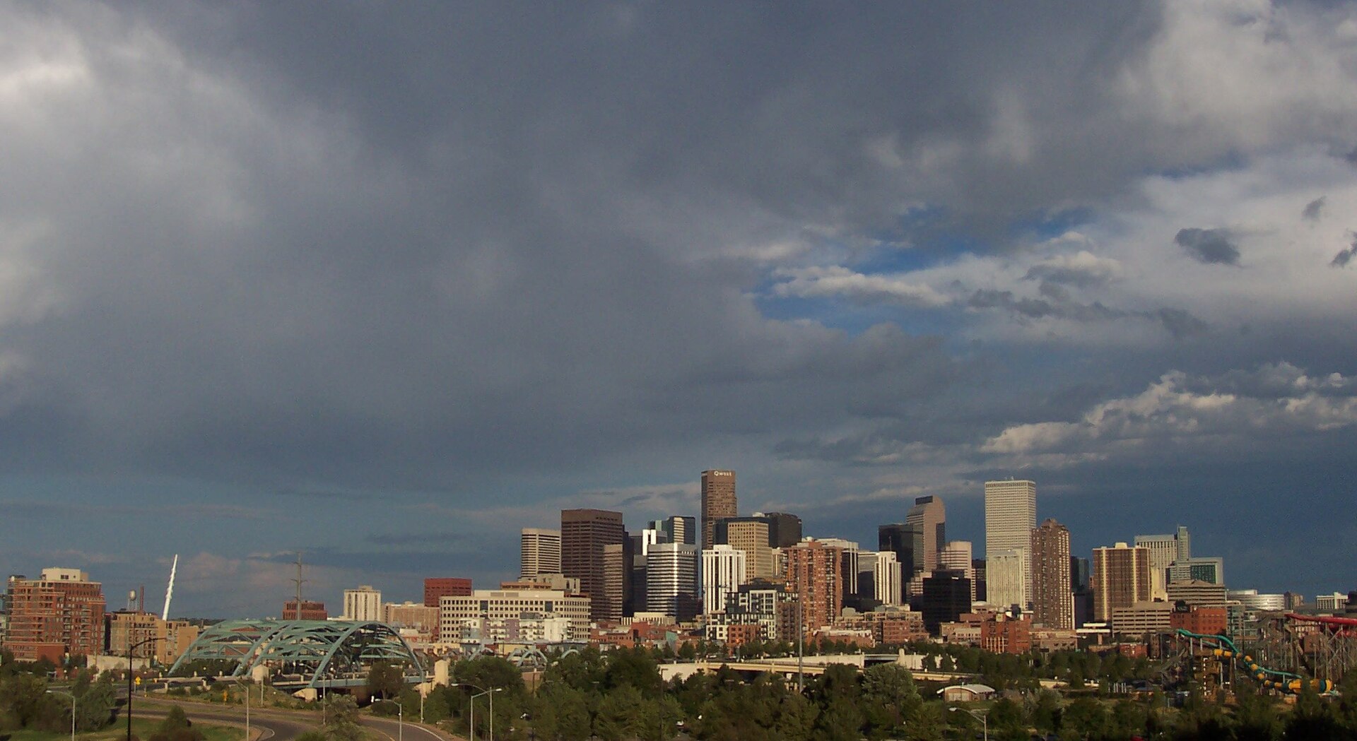 로키산맥 동쪽 고원에 선 덴버 도심 스카이라인 / Downtown Denver skyline, Colorado, USA