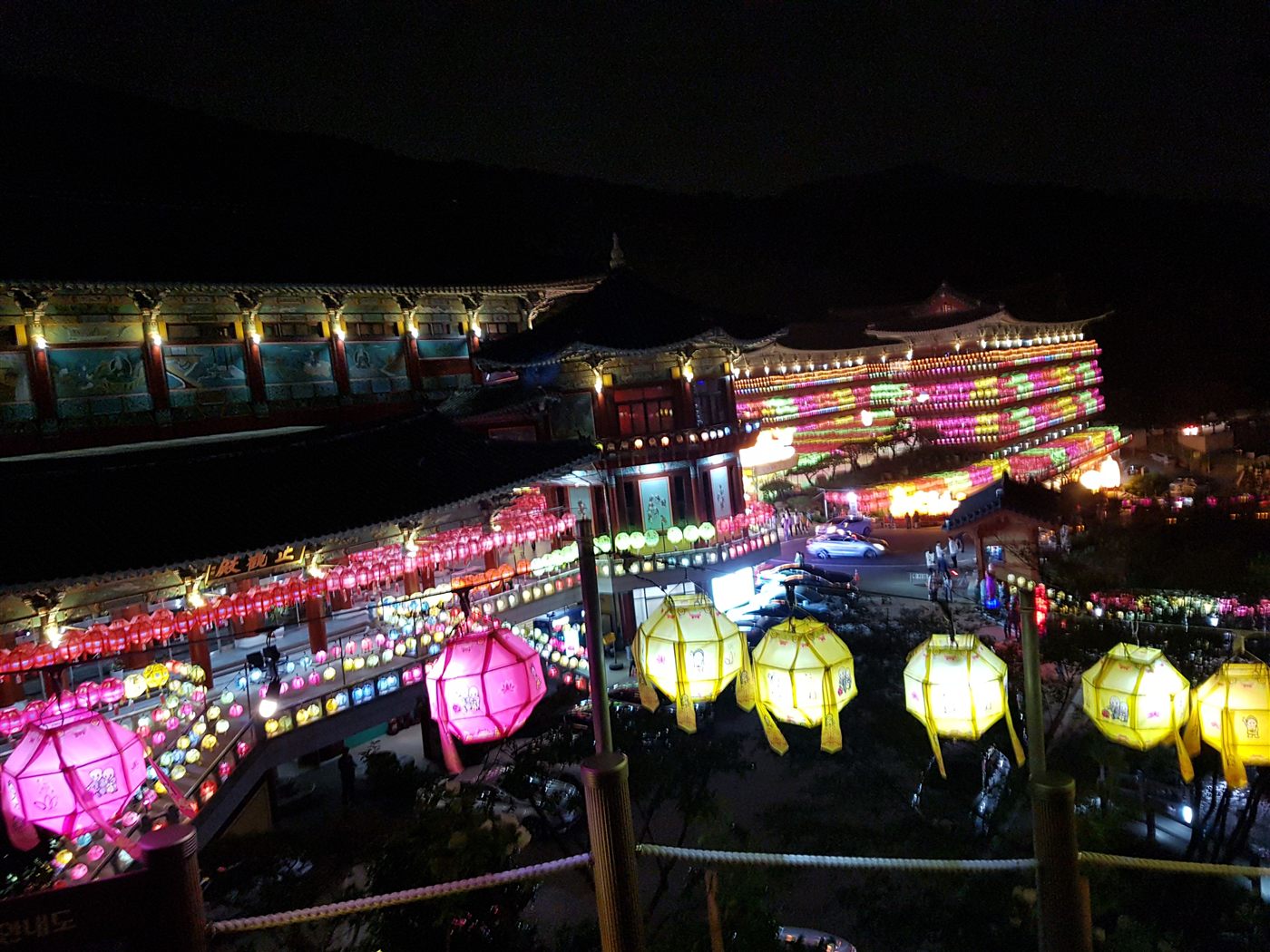 저녁 산책길에 들른 절, 연등이 가득 켜져 있었다