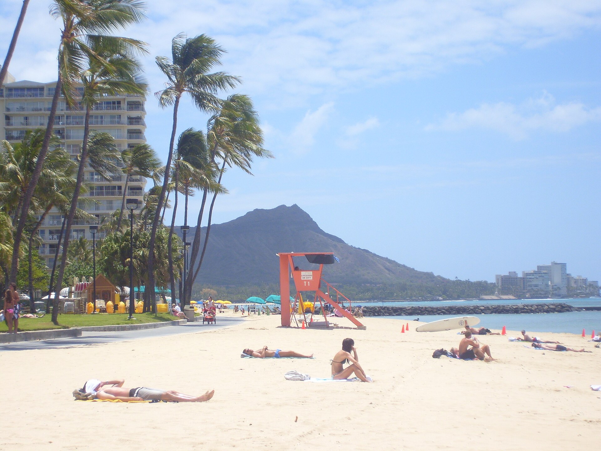 와이키키 해변 야자수 너머로 보이는 다이아몬드헤드, 하와이 호놀룰루 / Waikiki Beach with Diamond Head in the distance, Honolulu, Hawaii, USA