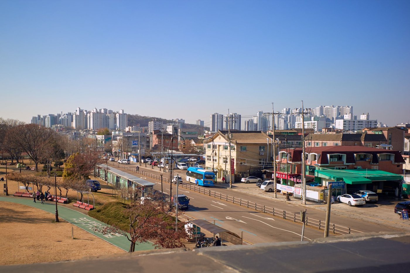 가을 낮 인천 중구 동인천 일대의 골목 풍경