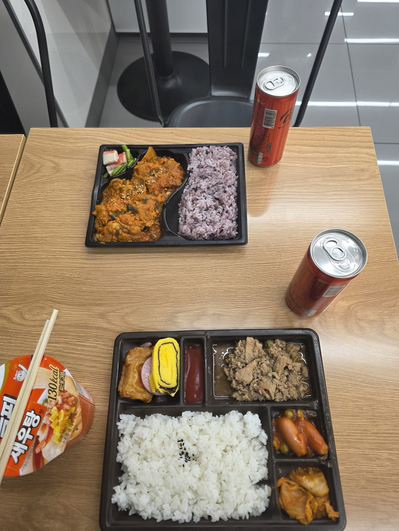 야근하며 먹은 편의점 도시락과 콜라