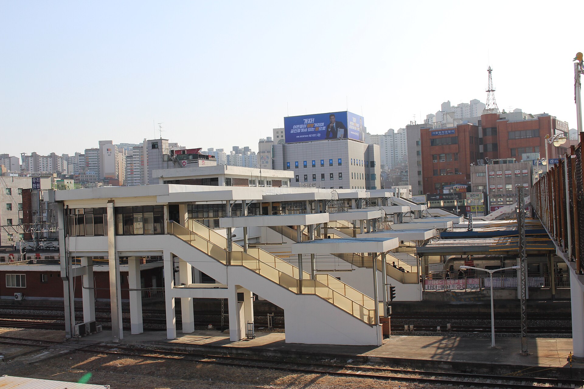 학원 간판이 보이는 노량진역 일대 풍경