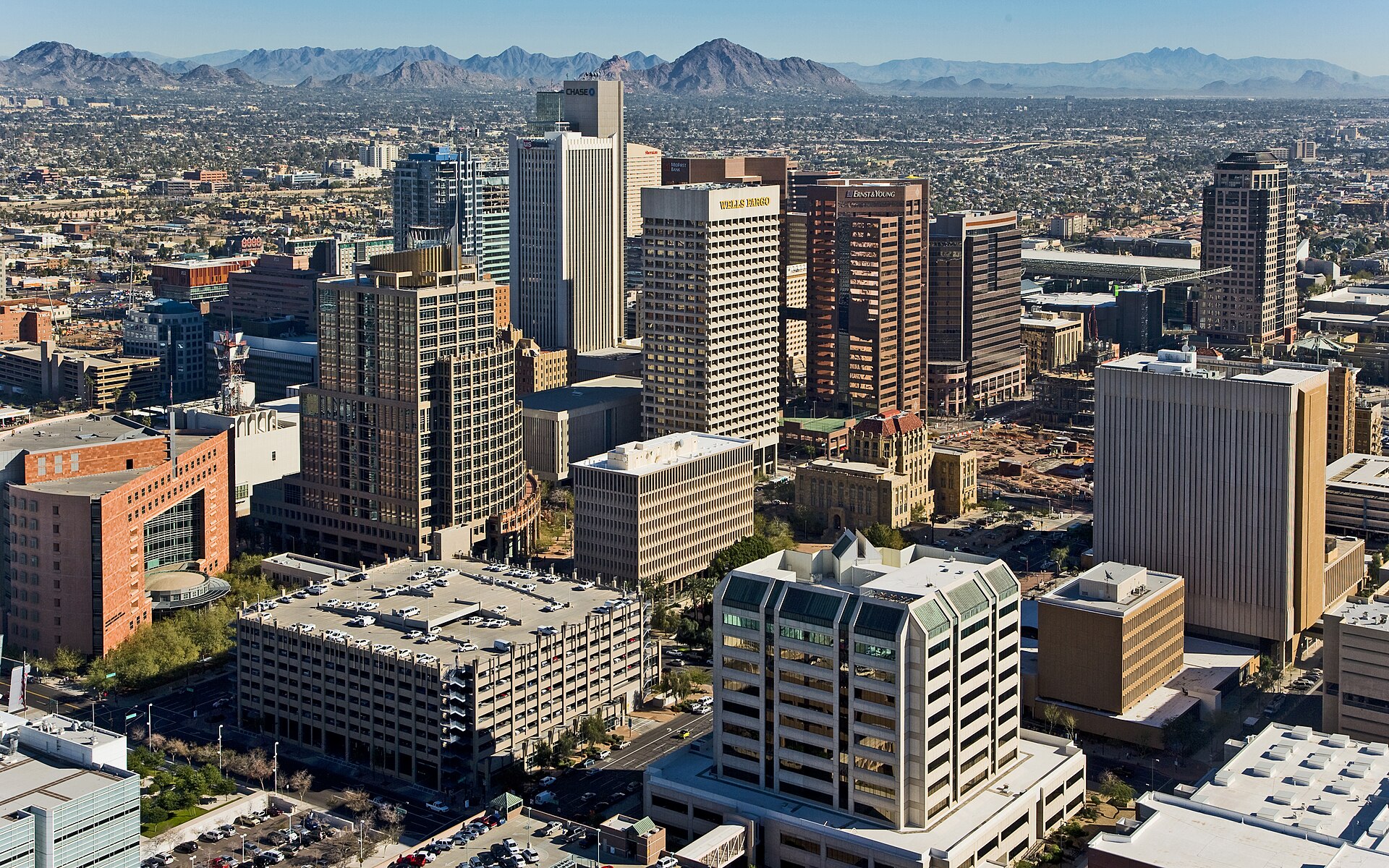 사막 분지에 선 피닉스 도심과 뒤편의 산줄기 / Downtown Phoenix skyline, Arizona, USA