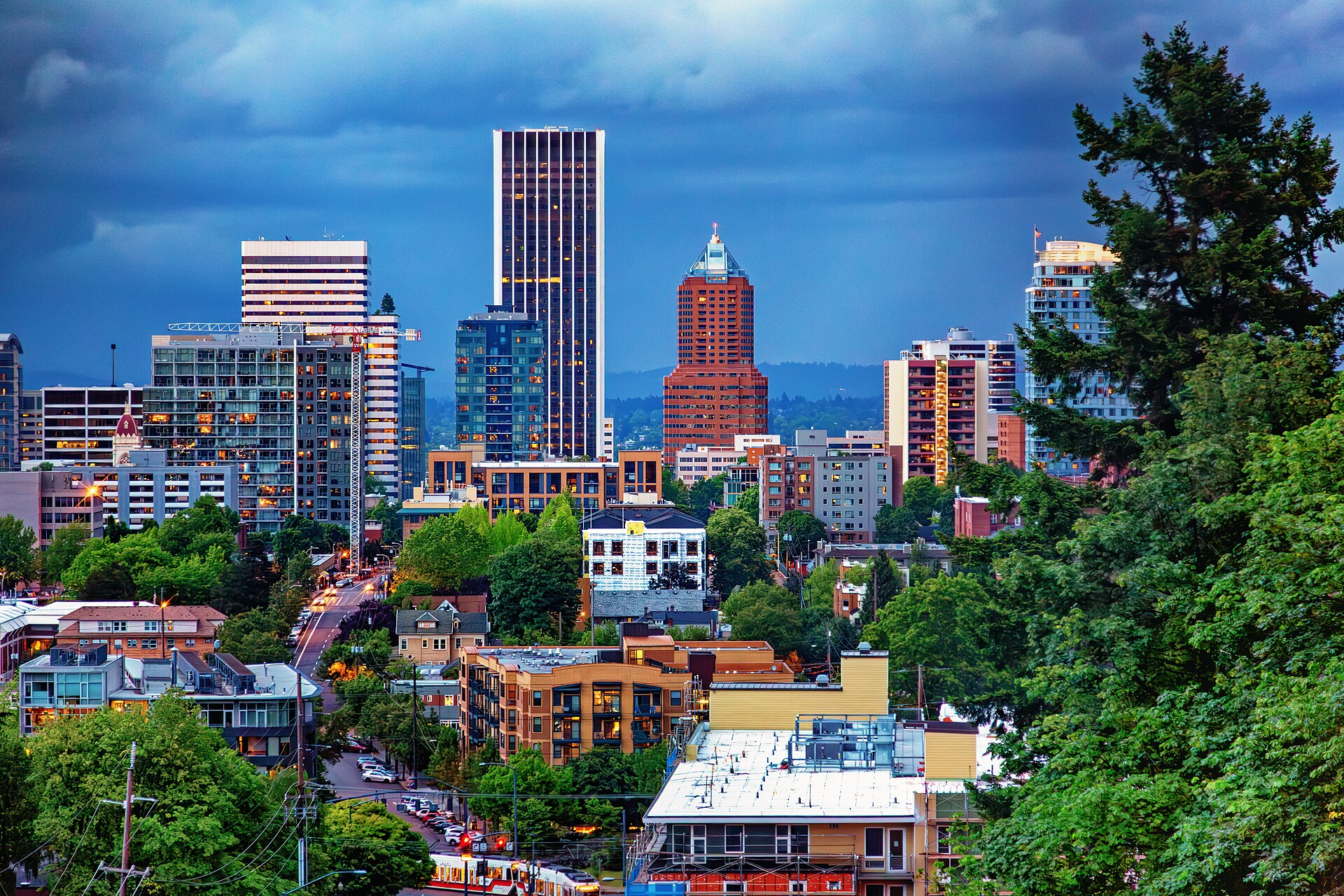 폭풍 구름 아래 포틀랜드 도심과 전나무 / Downtown Portland skyline, Oregon, USA