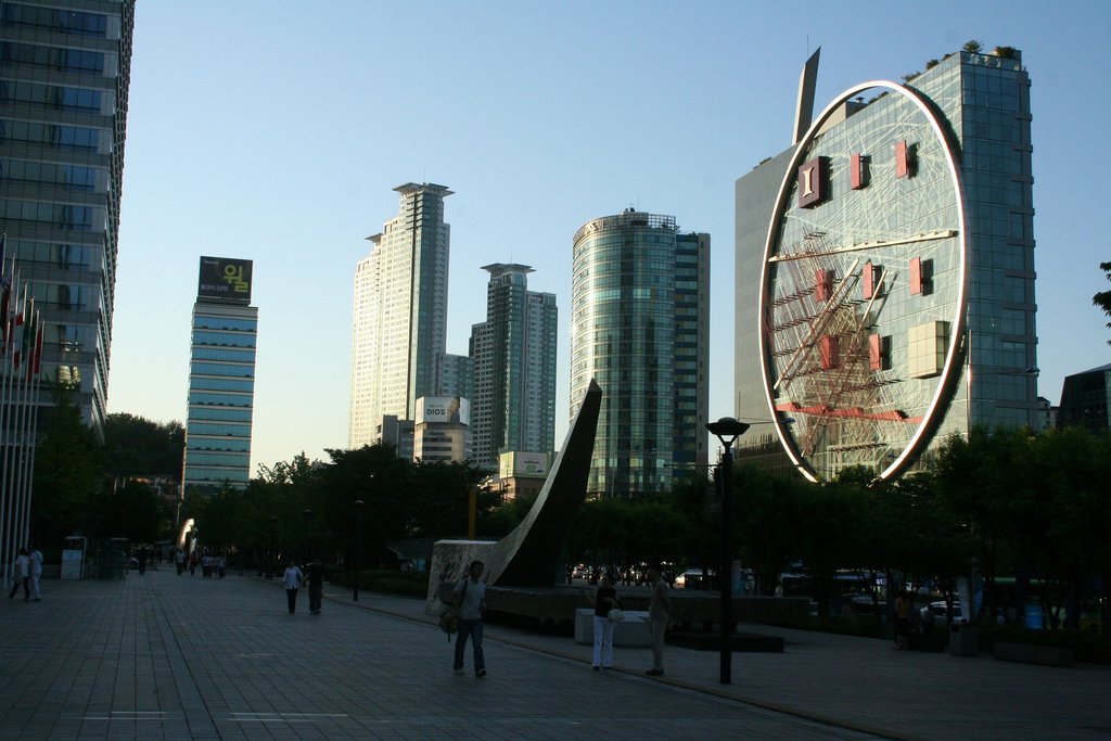 서울 강남 도심 거리와 고층 빌딩, 인도를 지나는 사람들