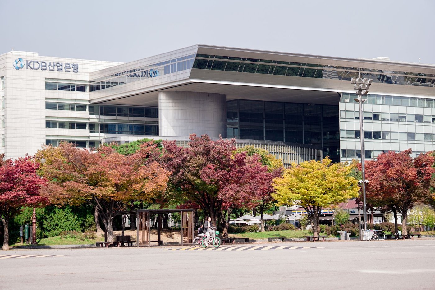 가을 낮 서울 건대입구 대학가 거리 풍경