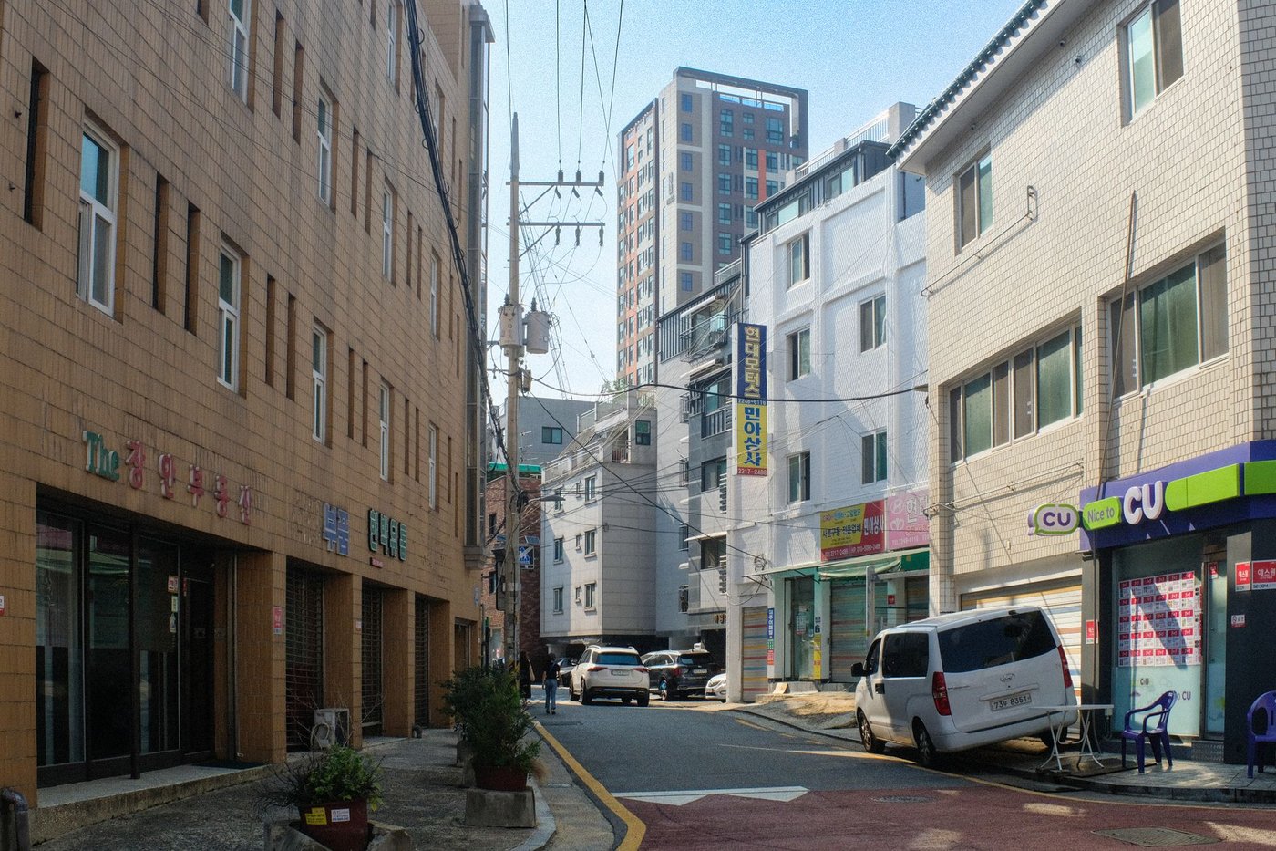 서울 주택가 골목에 이삿짐 상자가 놓인 낮 풍경