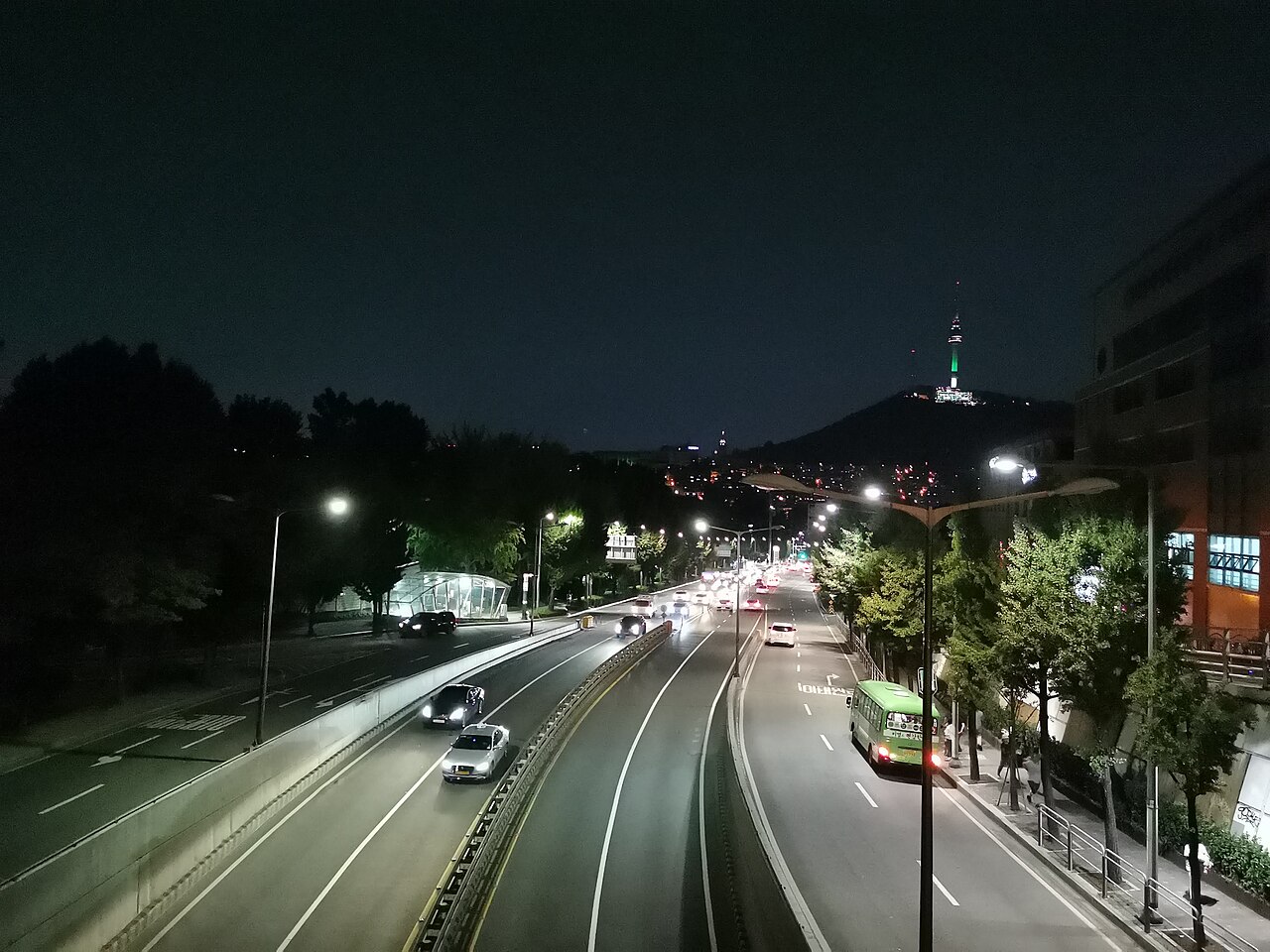 밤의 이태원로와 멀리 보이는 남산타워