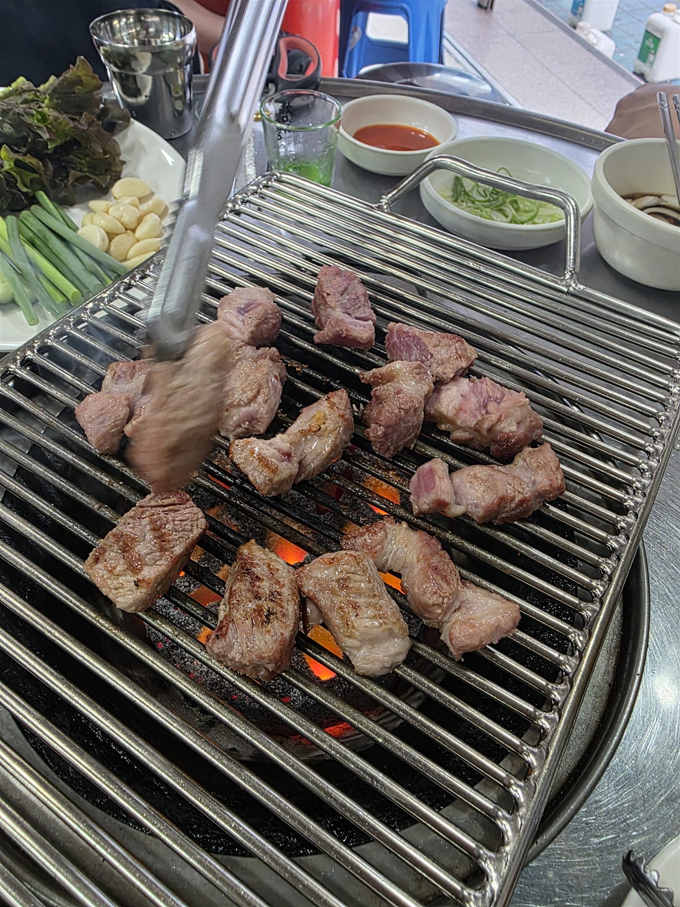 상담 끝나고 들른 숯불집에서 굽던 고기