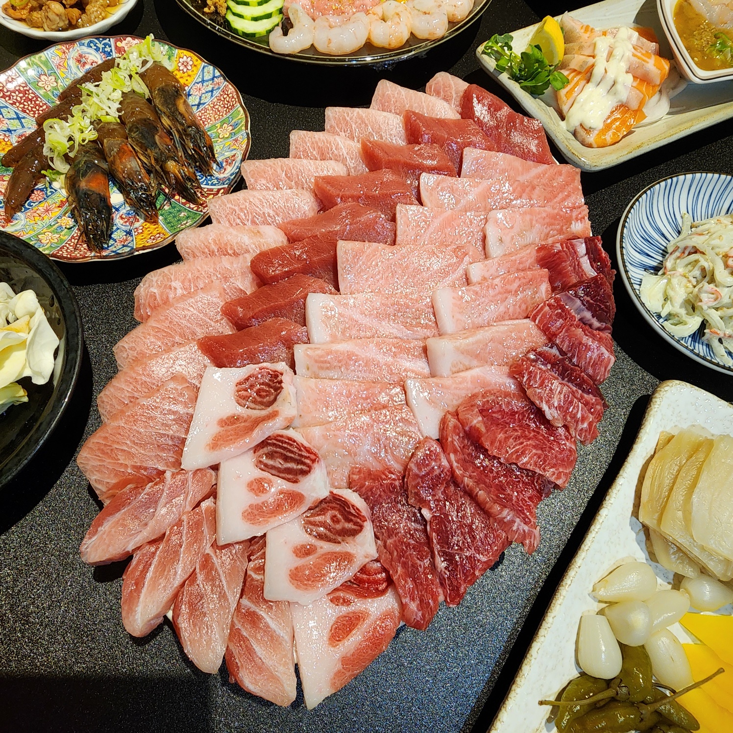 연산동 토곡 참치한점 모둠 한 접시, 붉은살부터 뱃살 볼살까지 부위별로 부채꼴로 깔린 참치회