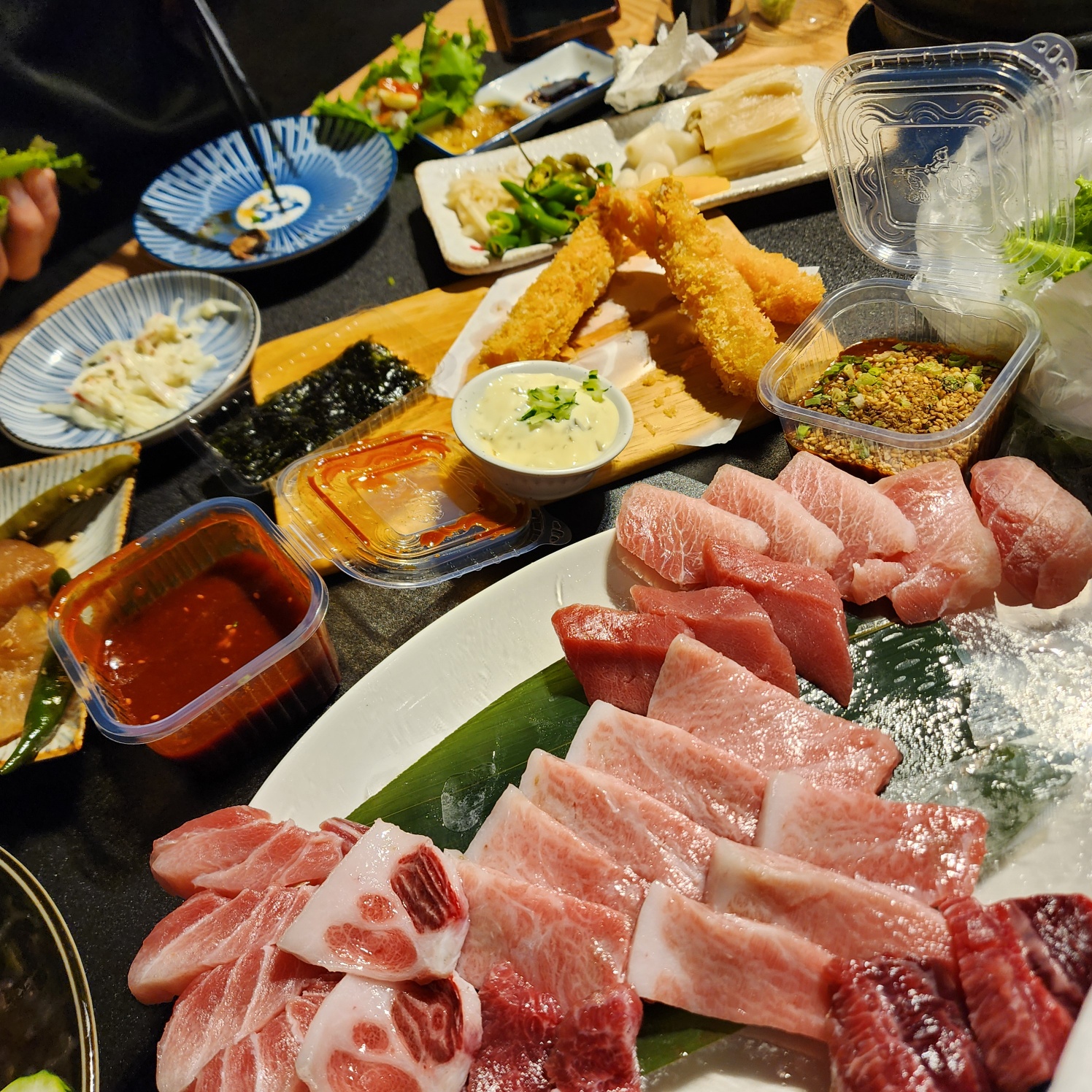 참치한점 상차림, 구운 김과 초장 간장 깨간장 타르타르 소스, 새우튀김과 곁들임 안주