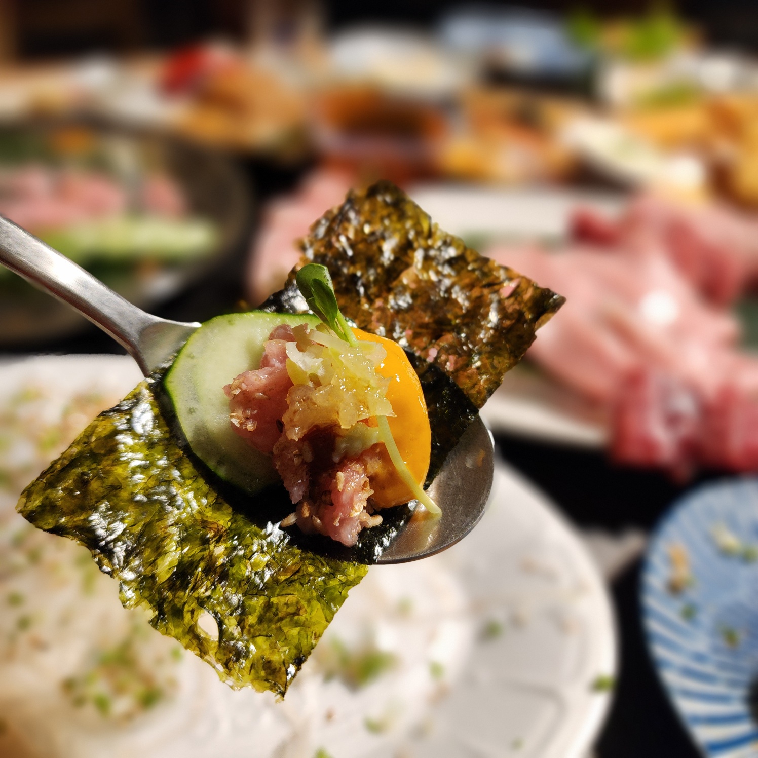 구운 김에 참치뱃살 한 점 올려 싸 먹는 참치한점 김쌈 한입