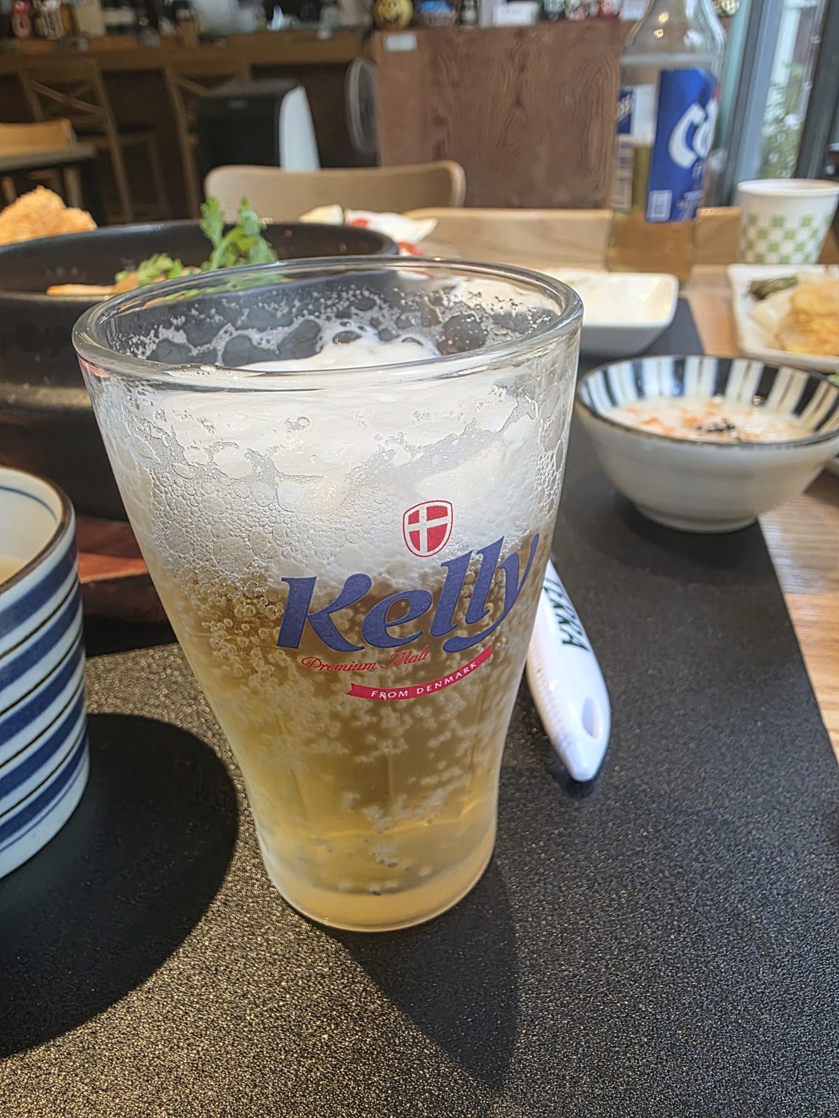 참치한점 테이블에 놓인 시원한 생맥주