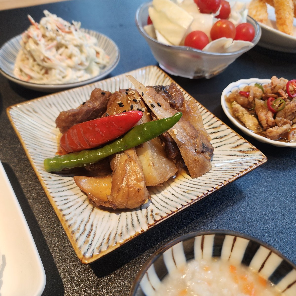 참치한점 세트에 함께 나온 게맛살 샐러드, 과일, 고기 구이, 오징어초무침, 죽