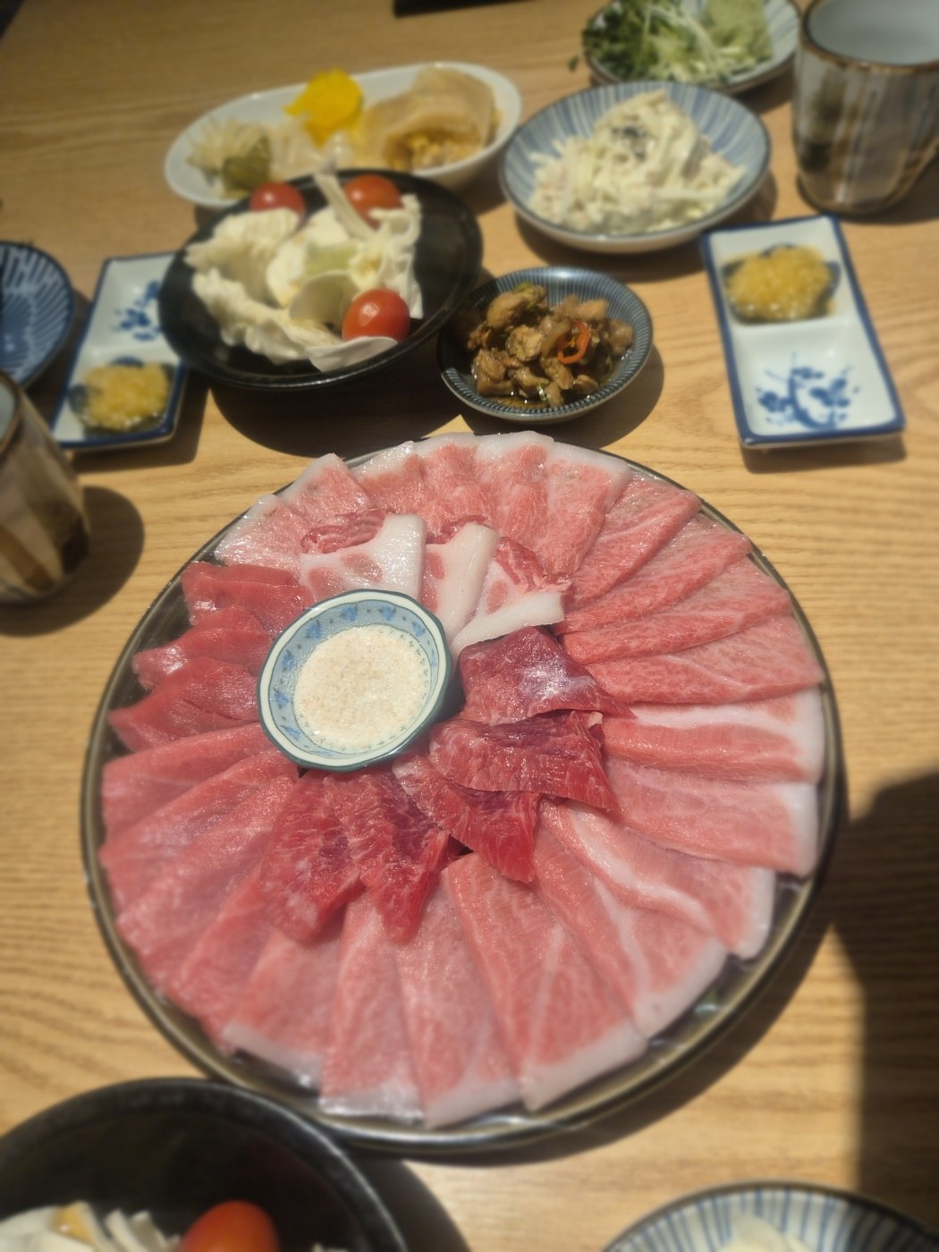 참치한점 모둠 참치 한 접시, 가운데 흰 종지에 고운 소금이 담겨 있고 주변으로 샐러드와 절임 종지가 놓여 있다