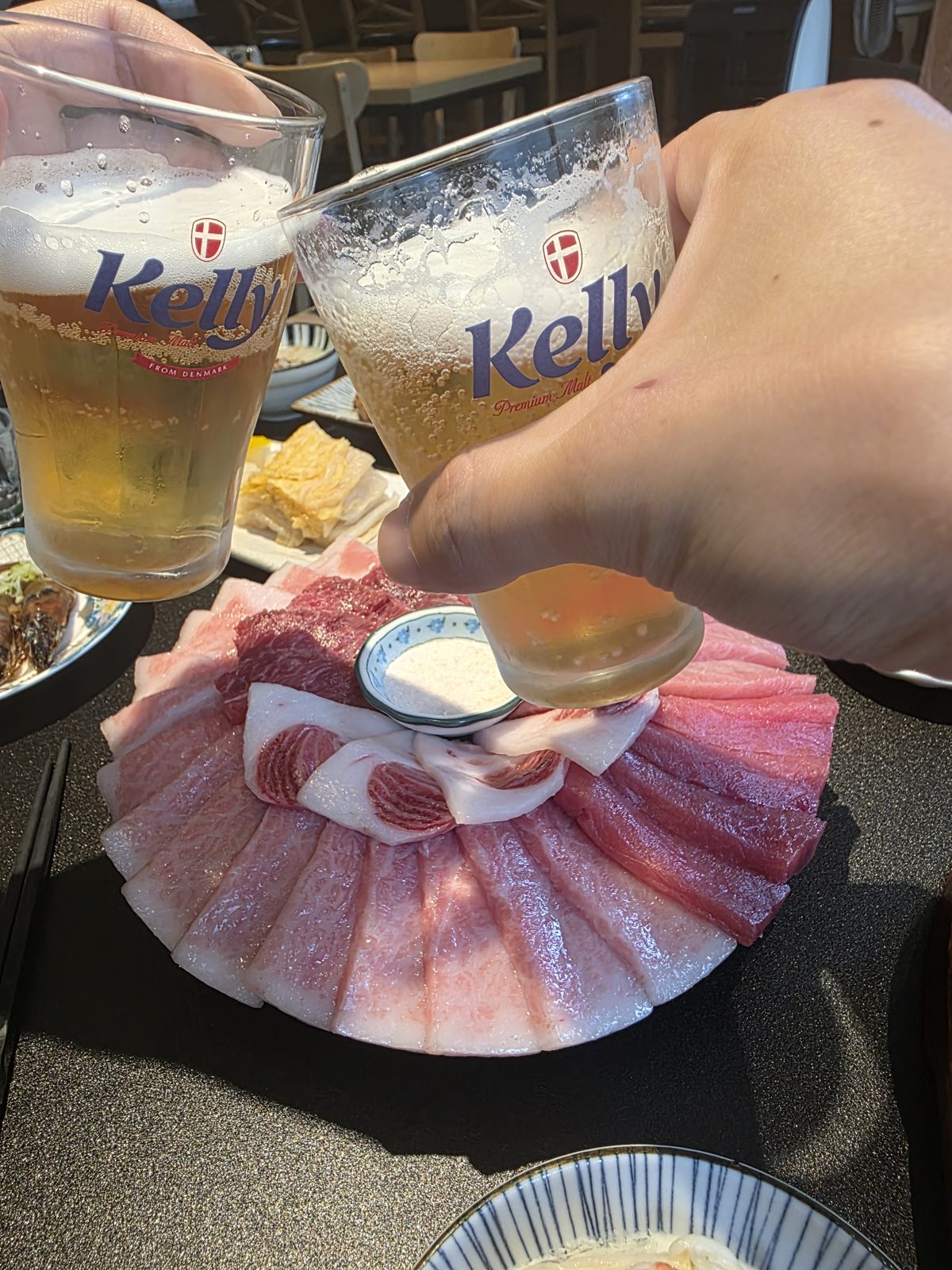 연산동 참치한점의 부채꼴로 깔린 참치 모둠과 생맥주 건배