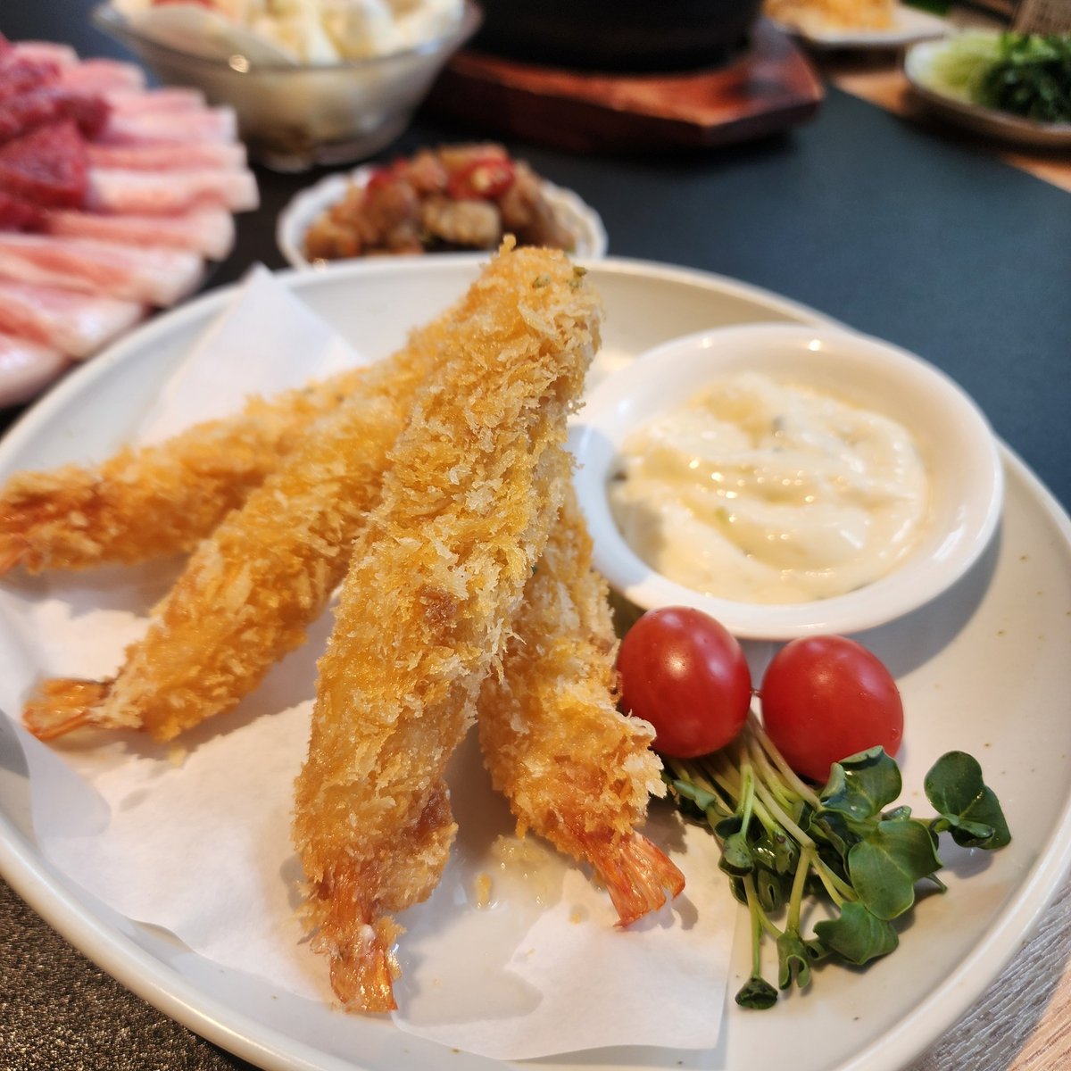 참치한점 세트에 함께 나온 새우튀김 세 마리와 타르타르 소스, 방울토마토