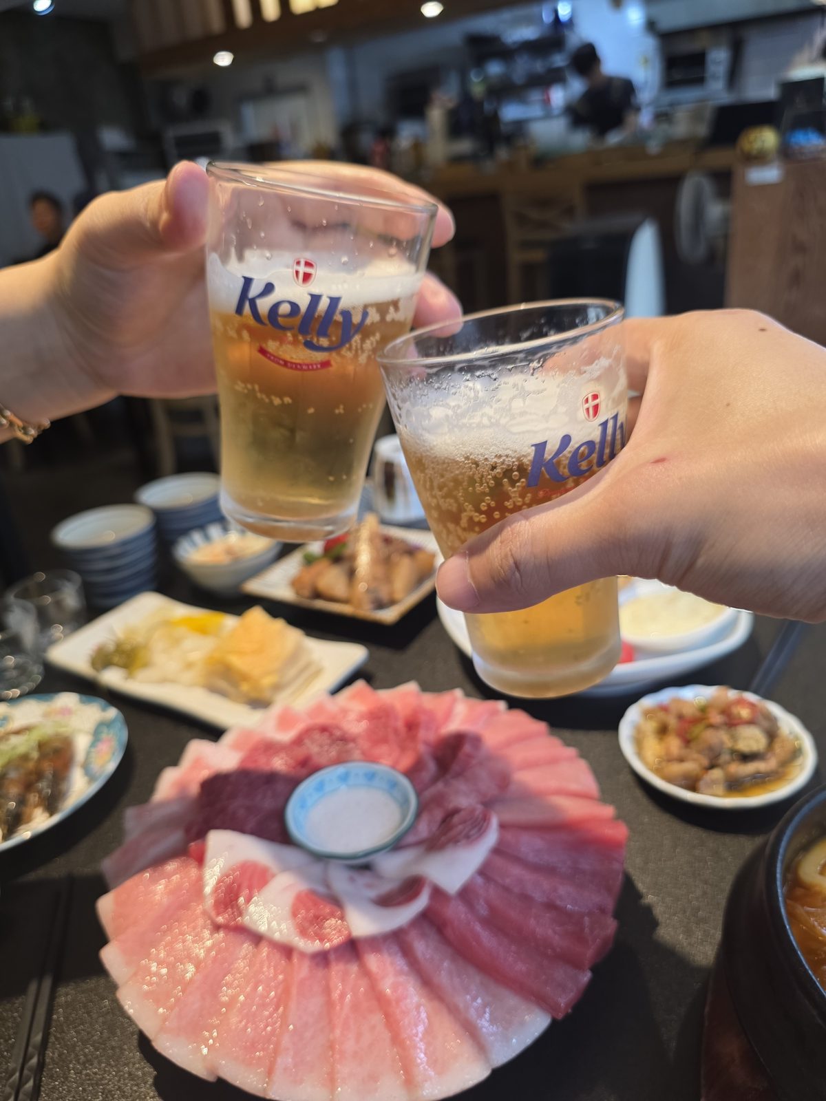 참치한점 한 상 차림과 생맥주 건배, 우동과 곁들임 안주