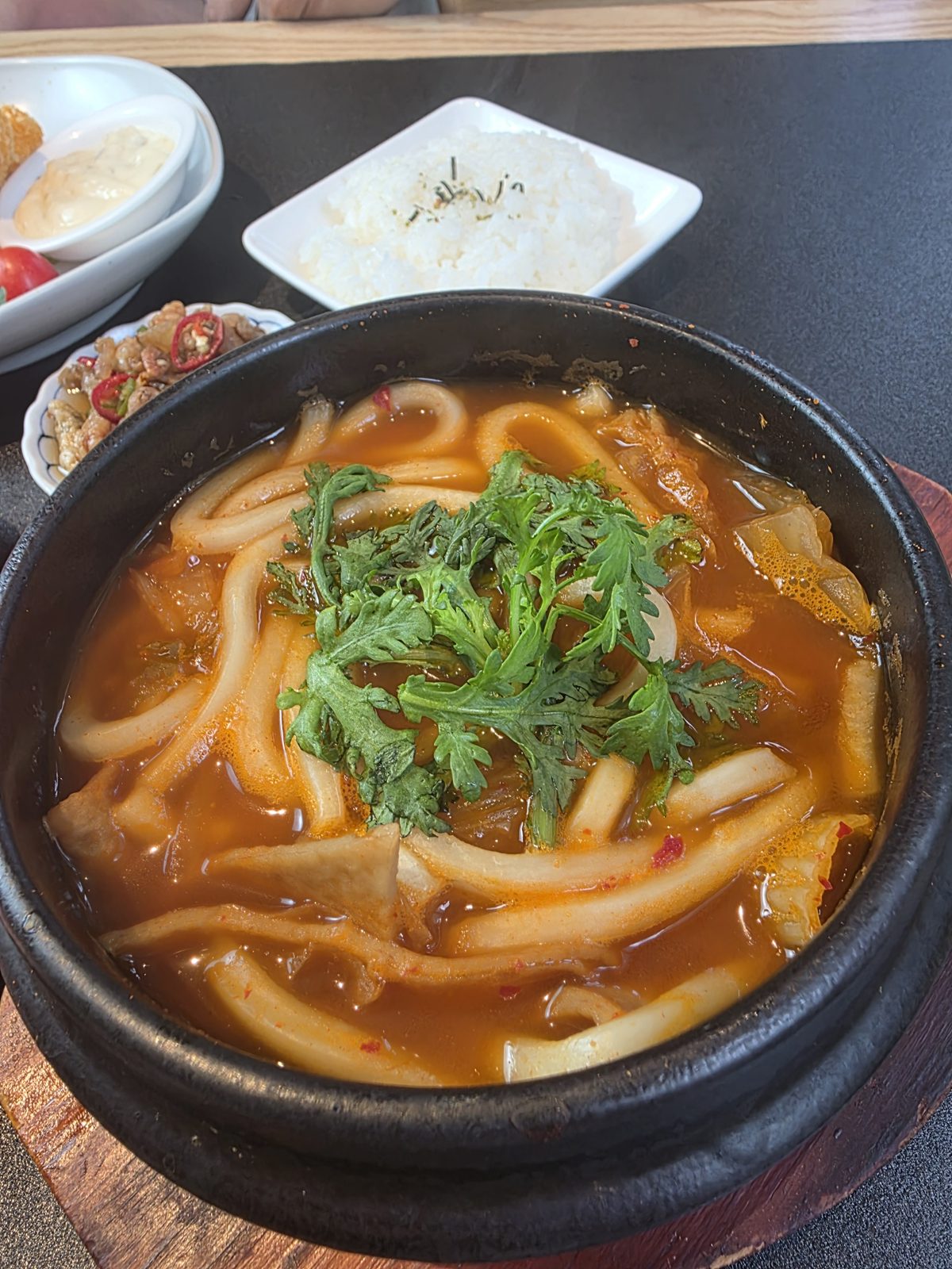 참치한점 얼큰한 김치우동 뚝배기와 공깃밥