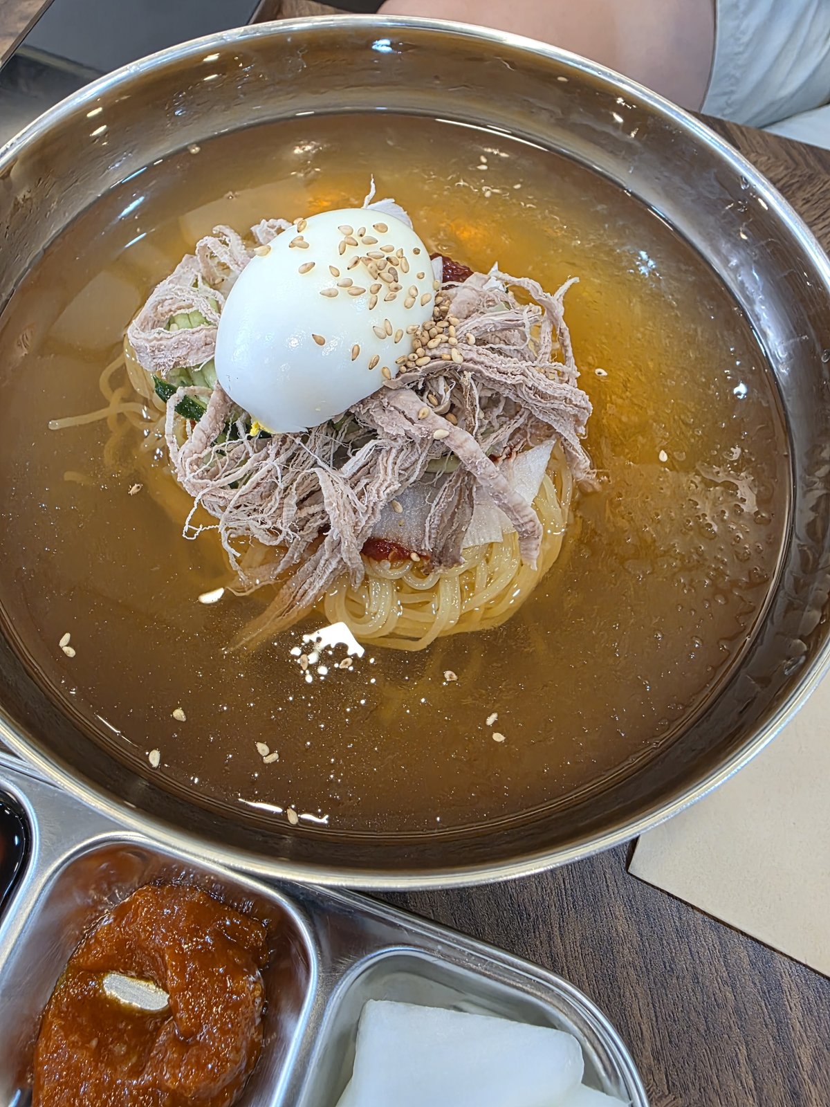 살얼음 육수에 면이 소복하게 말려 나온 부산 물밀면 한 그릇