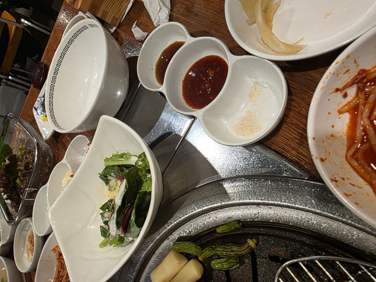 서울 신점 상담 후 삼겹살집 반찬과 불판